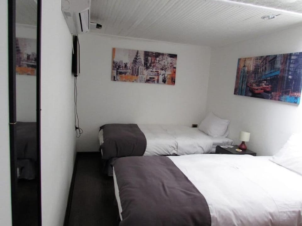 Twin Room | Laptop workspace