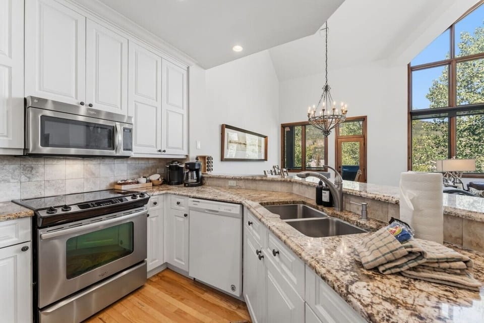 Fully equipped kitchen with bar seating