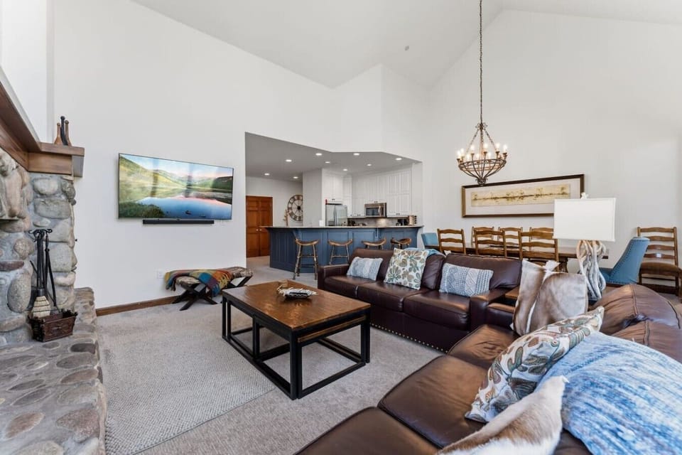 Spacious living room with vaulted ceilings, tons of natural light, fireplace and smart tv
