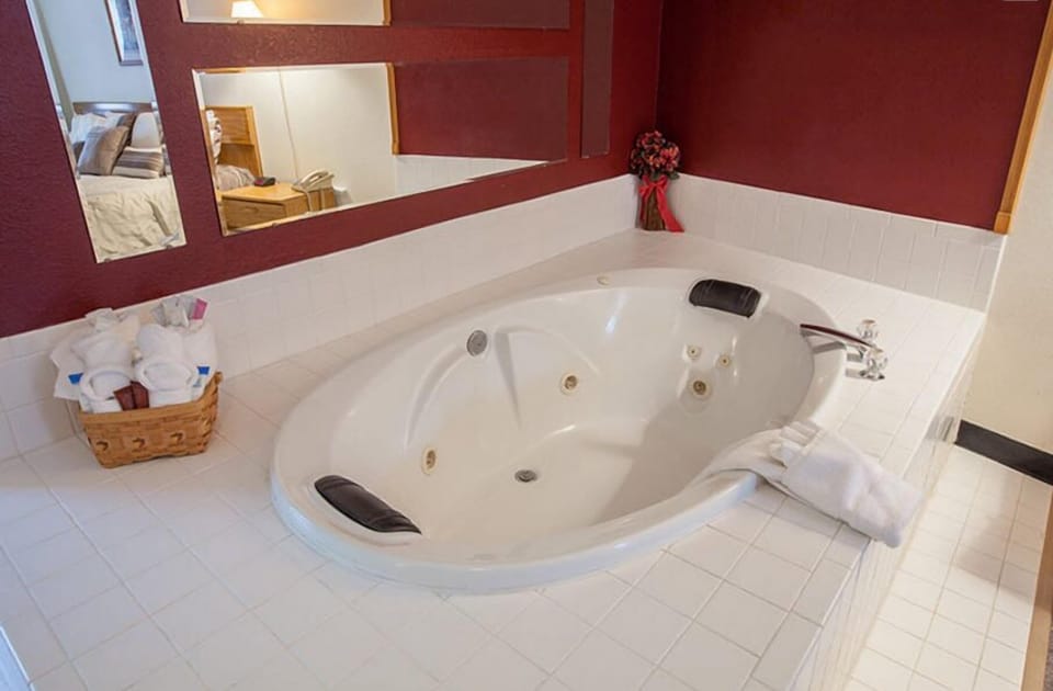 Room, 1 King Bed, Jetted Tub | Jetted tub