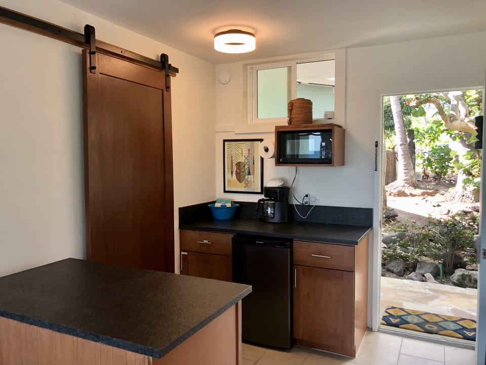 Standard Room, 1 King Bed, Lanai, Ocean View, Ground Floor | Private kitchenette | Mini-fridge, microwave, coffee/tea maker, electric kettle