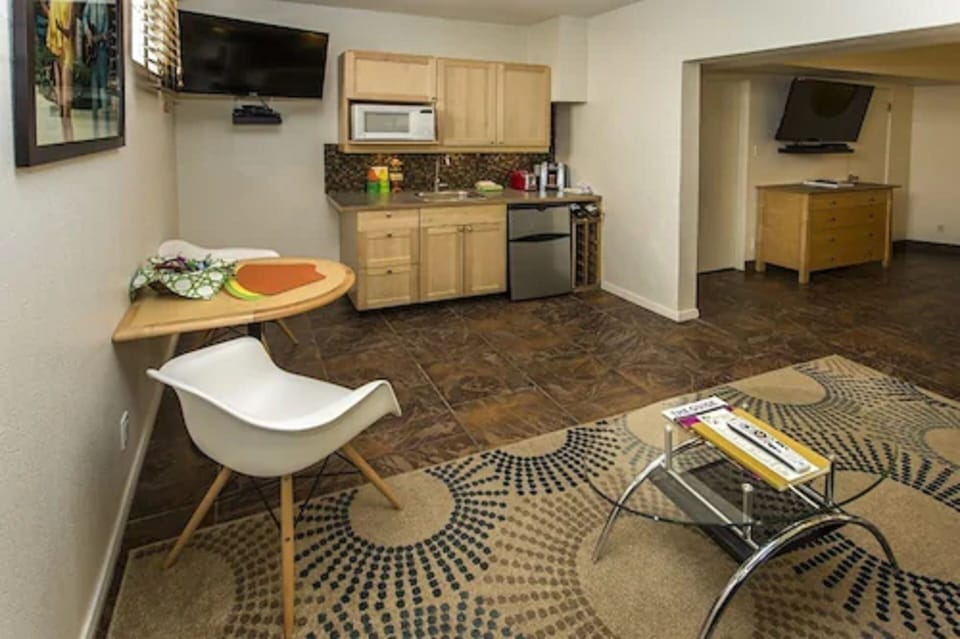 Suite, Corner | Living area | 55-inch flat-screen TV with satellite channels, TV, Netflix