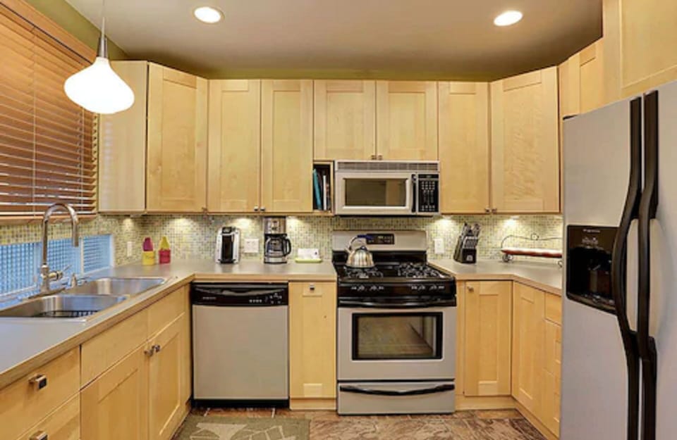 VIP Suite, 1 King Bed | Private kitchenette | Fridge, microwave, coffee/tea maker, toaster