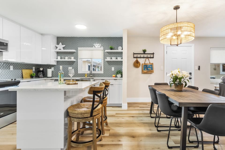 Breakfast bar and dining table- perfect space to share meals with friends and family