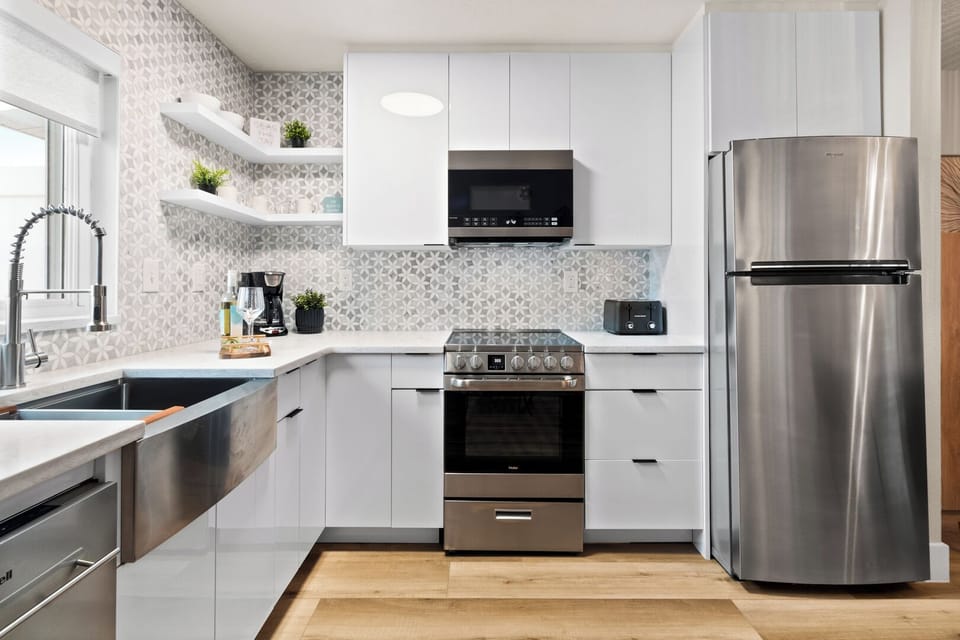 Beautiful, sleek & modern fully equipped kitchen