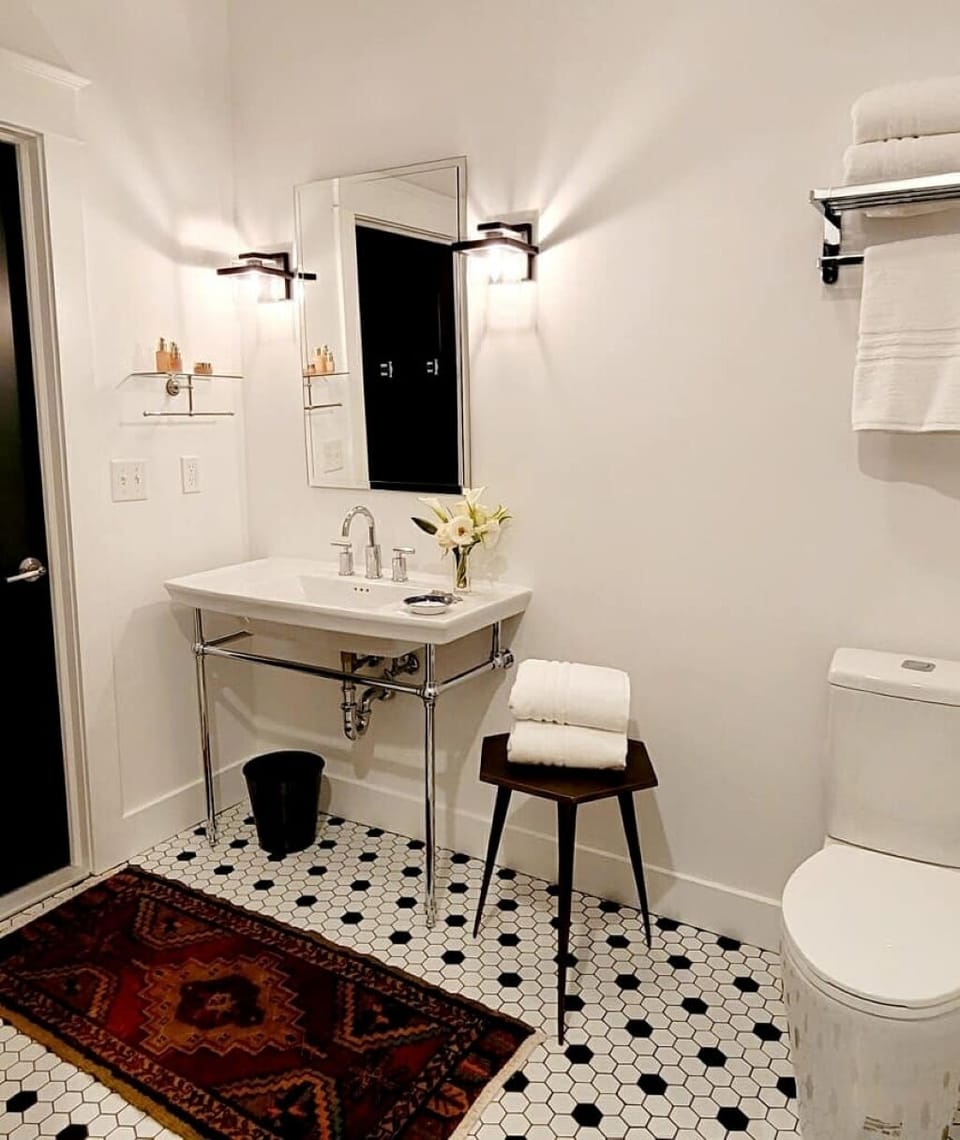 Standard Single Room | Bathroom | Free toiletries, towels, soap, shampoo