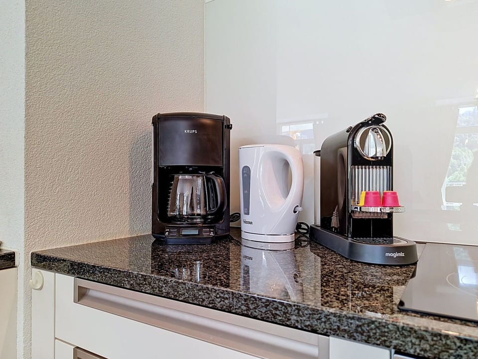 Kitchen Appliance, Small Appliance, Home Appliance, Countertop, Coffeemaker, Kitchen, Machine, Serveware