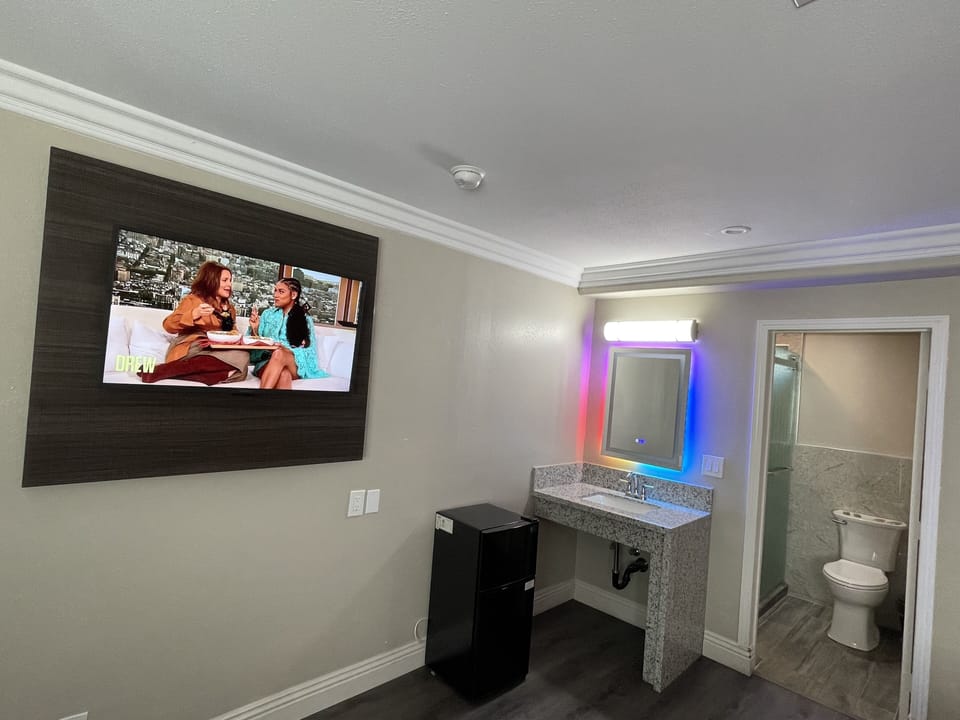 Standard Room, 1 King Bed, Non Smoking | Bathroom | Shower, towels