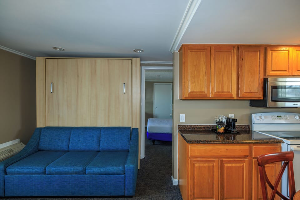Apartment, 1 Bedroom, Kitchen | Iron/ironing board, bed sheets