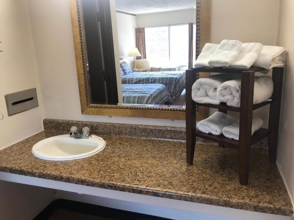 Combined shower/tub, rainfall showerhead, designer toiletries, towels