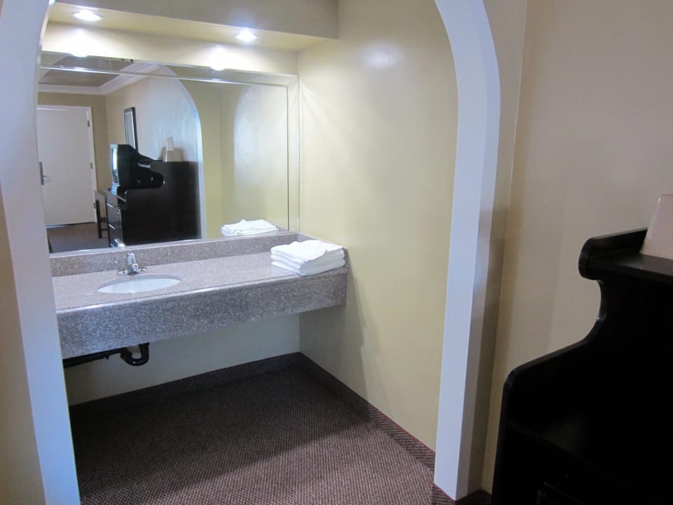Bathtub, free toiletries, hair dryer, towels