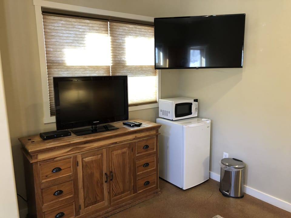 Unit 17 Townhouse 2-Bedroom, Loft & Kitchen | Private kitchenette | Fridge, microwave, coffee/tea maker, cookware/dishes/utensils
