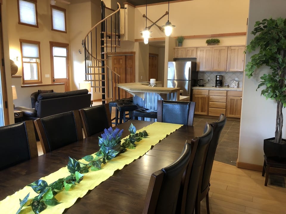 Unit 14 - Townhouse 2-Bedroom, Loft & Kitchen | Premium bedding, pillowtop beds, soundproofing, iron/ironing board