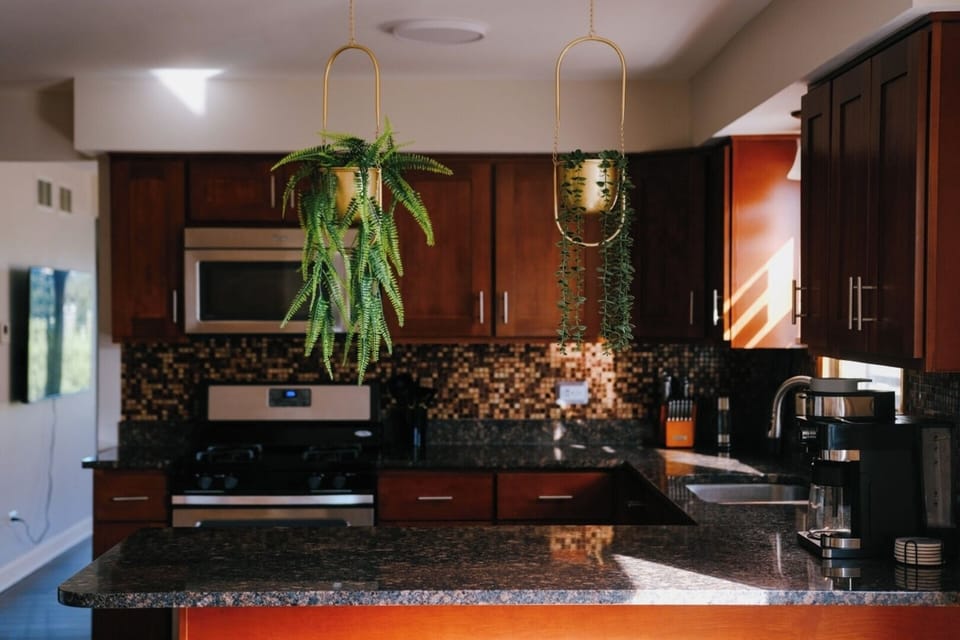 [Full Kitchen] ~ High-end appliances, Full size refrigerator, Stove, Oven, Microwave, Toaster, Coffee maker, Dishwasher