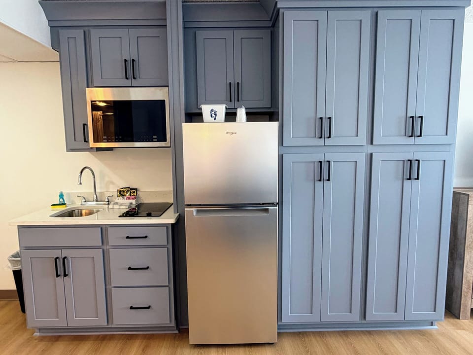 Full-size fridge, microwave, stovetop, cookware/dishes/utensils