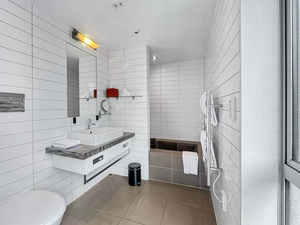 Modern ensuite bathroom with contemporary finishes
