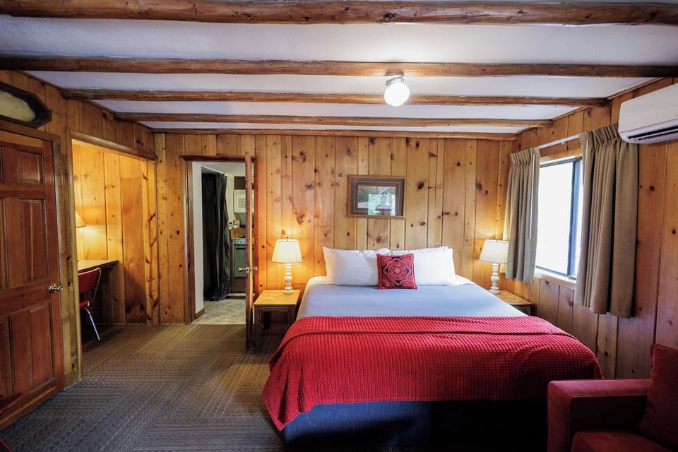 Hideaway Suite | Desk, laptop workspace, iron/ironing board (on request), WiFi (free)