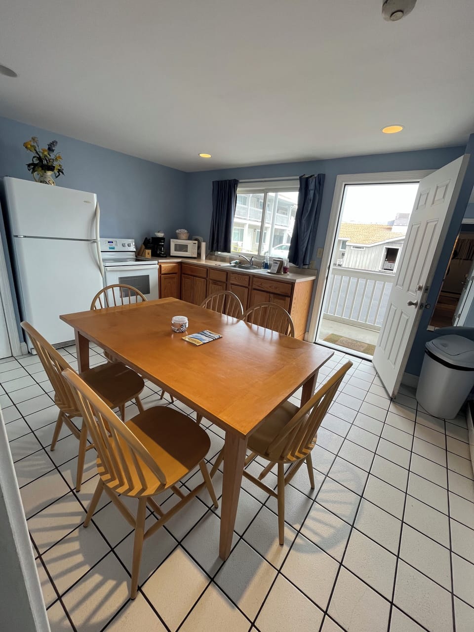 Deluxe 2 Bedroom Apartment (2 Double, 2 Queen, 1 Futon) (V1) | Private kitchen | Fridge, microwave, cookware/dishes/utensils