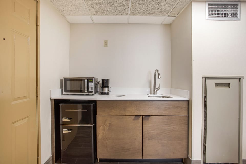 Partial Ocean View, Single Room, 1 Queen Bed | Private kitchenette | Coffee/tea maker