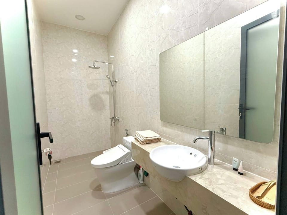 Deluxe Double Room | Bathroom | Shower, hair dryer, towels, shampoo