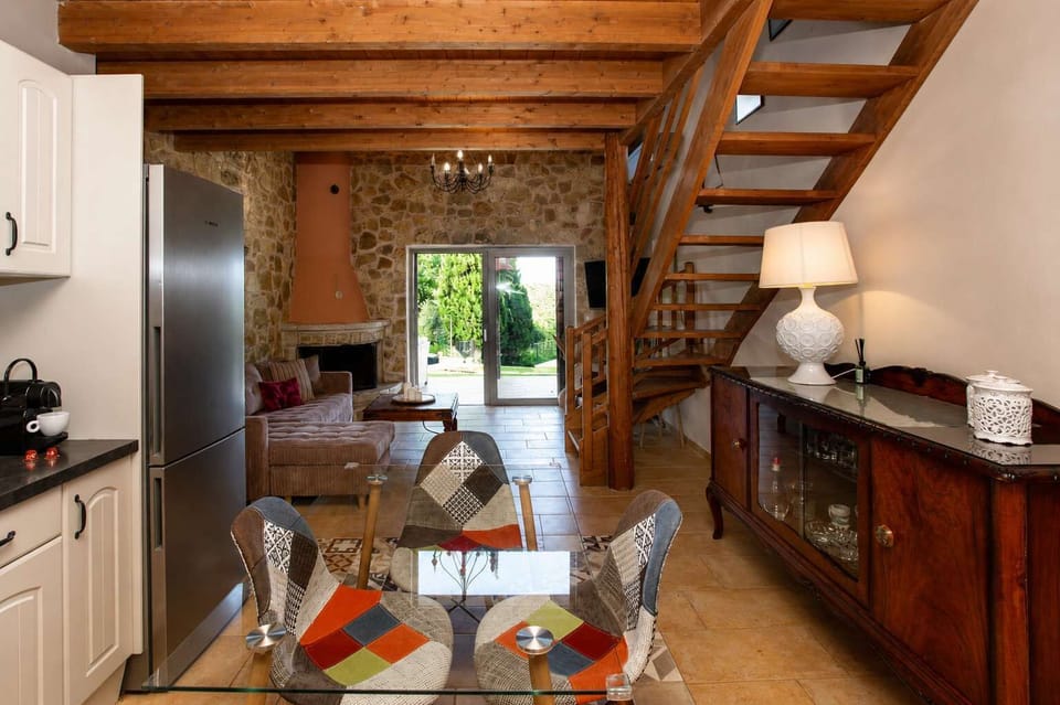 Fully equipped kitchen with traditional styling and everything needed for meals during your stay.