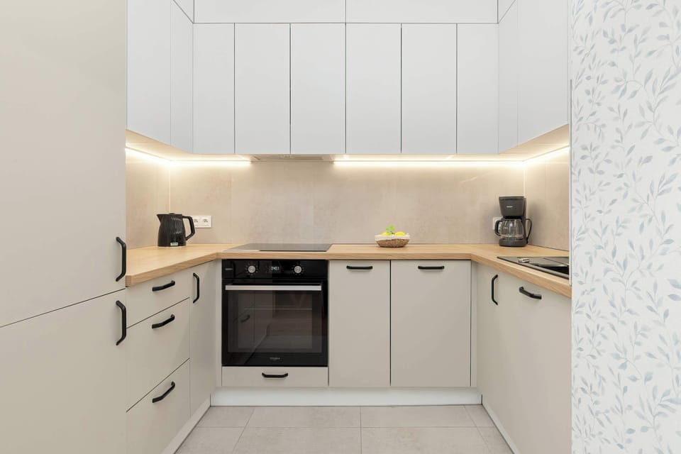 The kitchenette has everything you need to cook a delicious meal.
