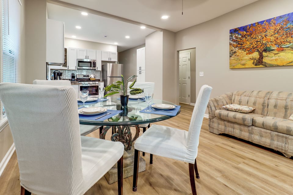Dining Area | Dishes & Flatware Provided