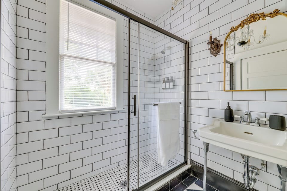 Full Bathroom | Towels & Linens Provided | 2nd Floor