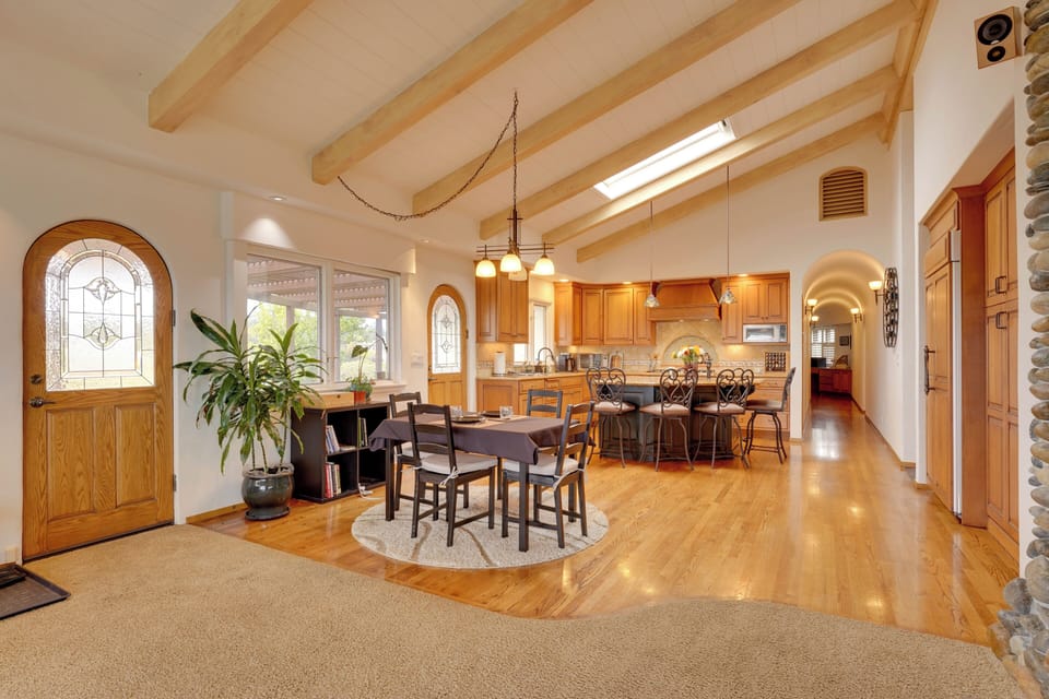 Dining Area | Dishes & Flatware Provided