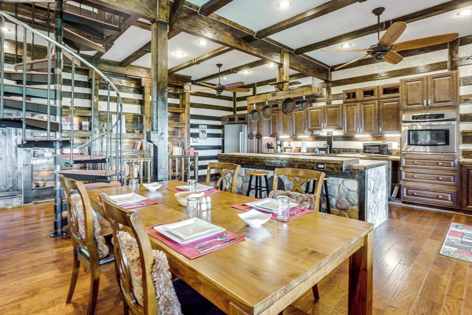 Dining Area | Dishes & Flatware Provided | 1st Floor