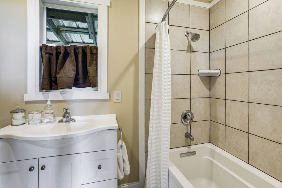 En-Suite Bathroom | Towels & Linens Provided | 2nd Floor