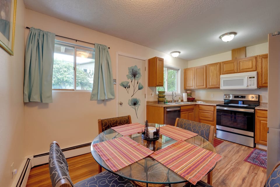 Kitchen & Dining Area