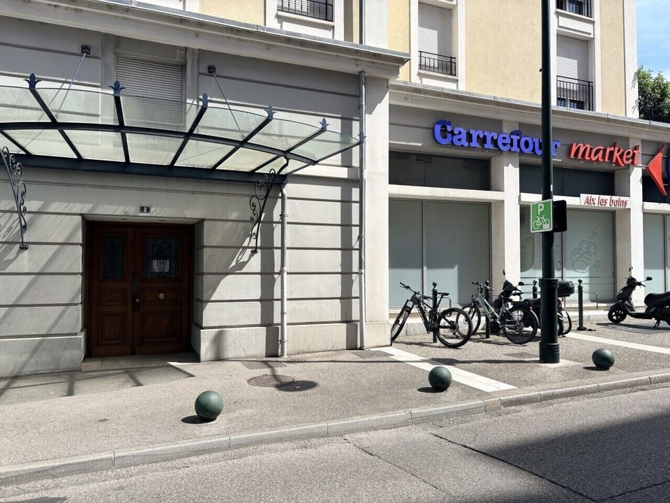 Entrée et sortie pour accès au parking