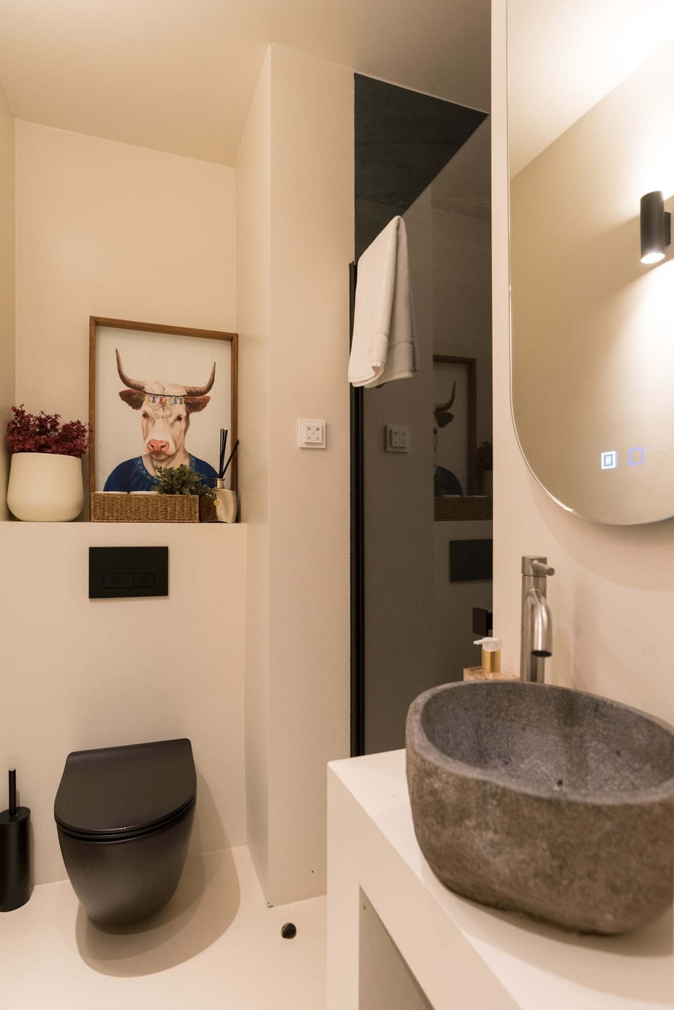 Modern bathroom with elegant finishes and a stylish natural stone basin.