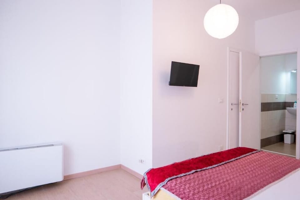 Deluxe Double Room | Iron/ironing board, free WiFi