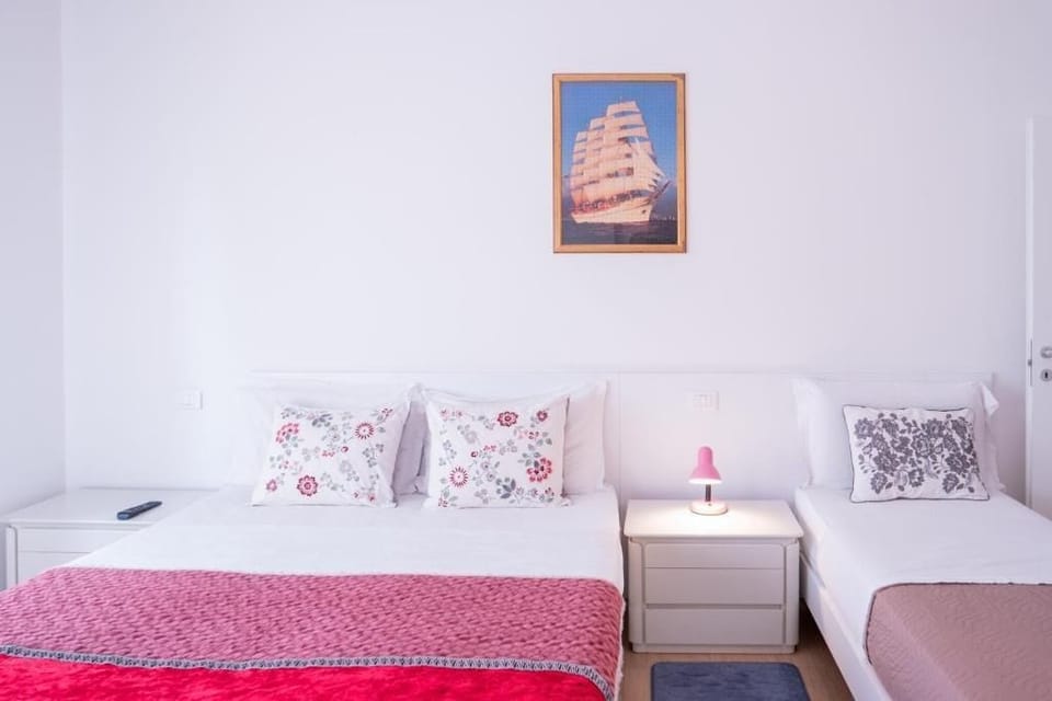 Deluxe Triple Room | Iron/ironing board (on request), WiFi (free)
