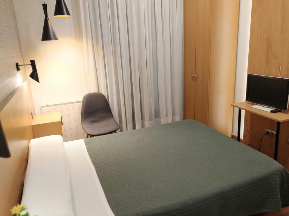 Down comforters, WiFi (free), bed sheets