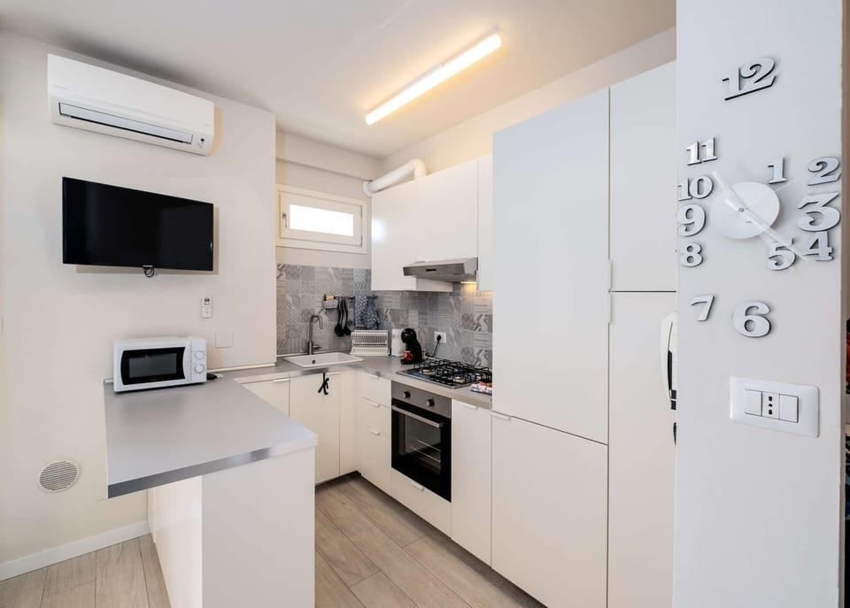 Fully fitted kitchen with breakfast bar