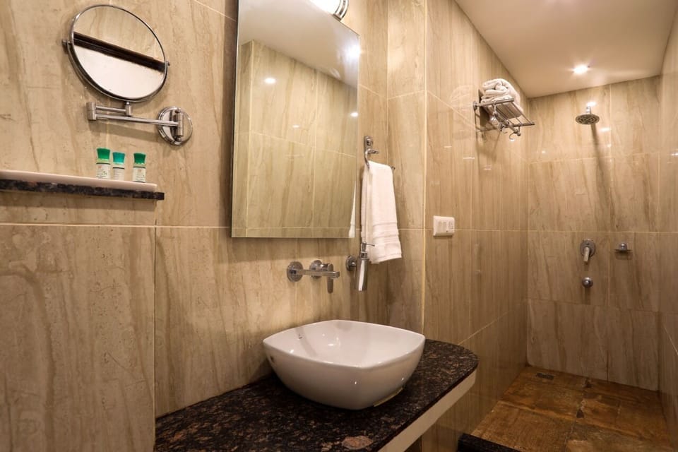 Club Room, Balcony | Bathroom | Shower, towels, soap, shampoo