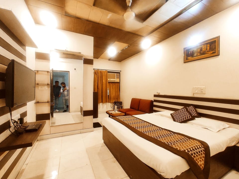 Classic Room | Desk, laptop workspace, free WiFi