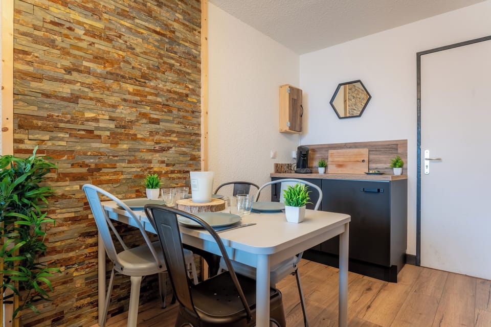 Classic Apartment, Balcony, Mountain View | Dining