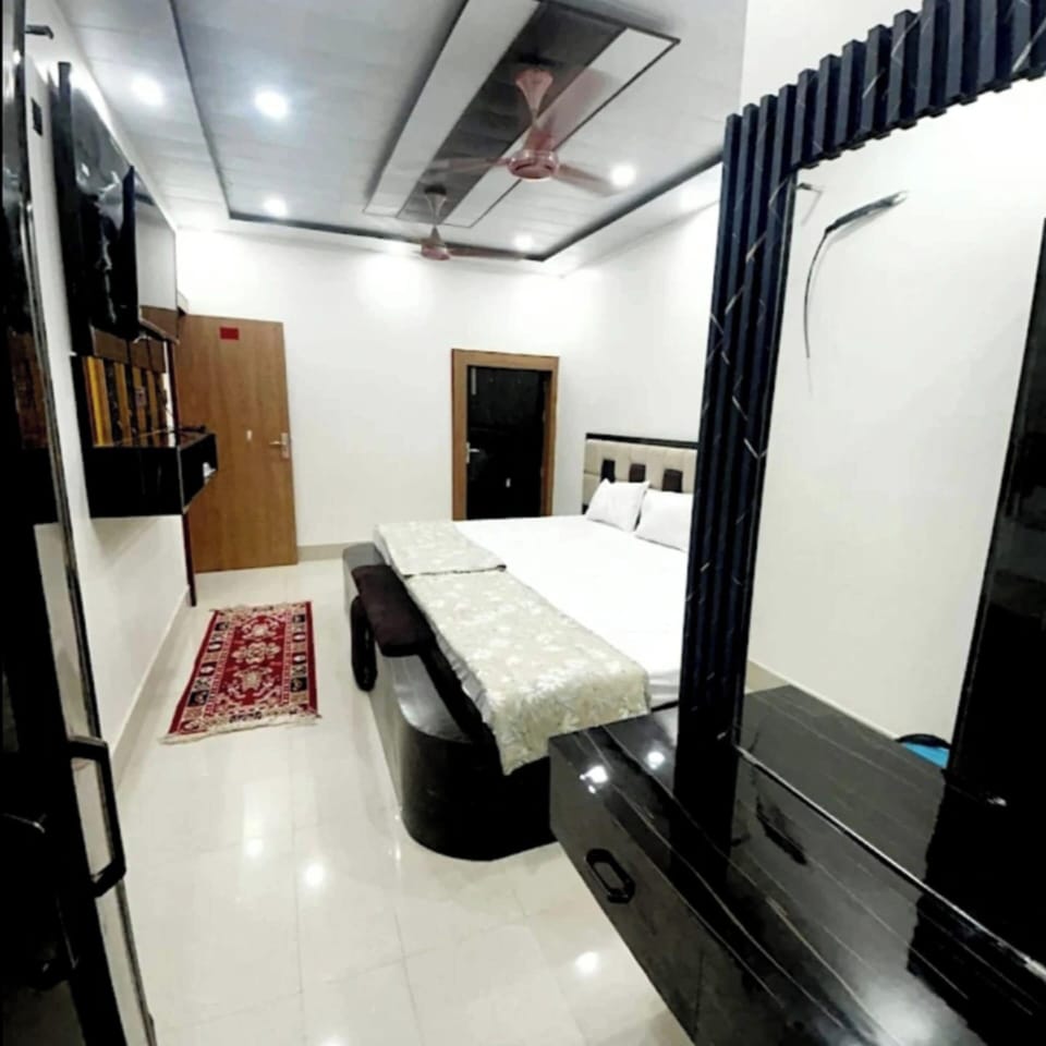 Family Room | Desk, laptop workspace, WiFi (free)