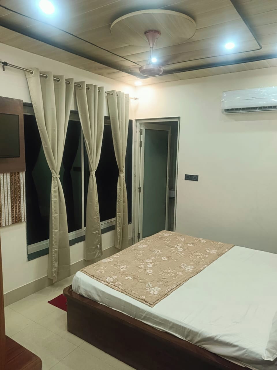 Deluxe Room, City View | Desk, laptop workspace, free WiFi