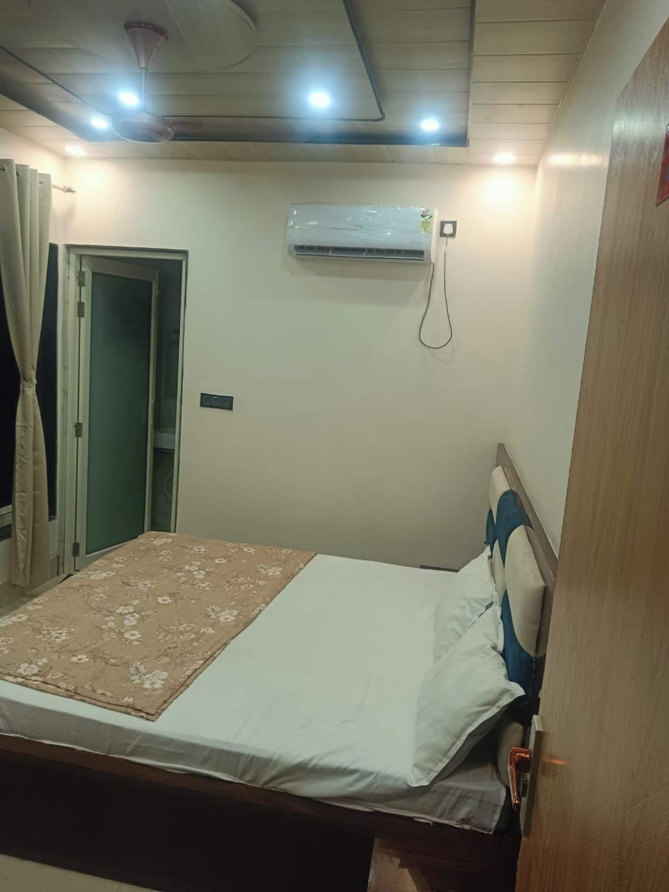 Deluxe Room, City View | Desk, laptop workspace, free WiFi