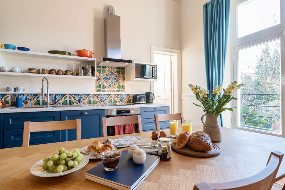 Artist's Studio, Piddlehinton: Enjoy tasty treats with a view across the countryside