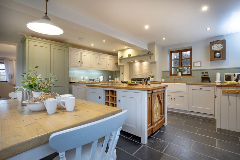 Chantry Cottage, Beaminster: Entertain your guests whilst cooking up a storm