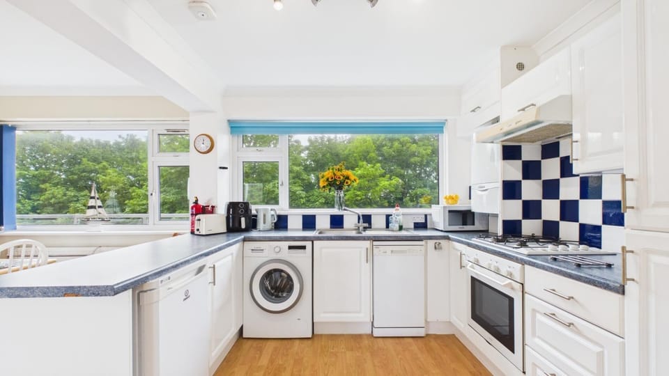 Apartment (2 Bedrooms) | Private kitchen | Microwave, oven, stovetop, dishwasher