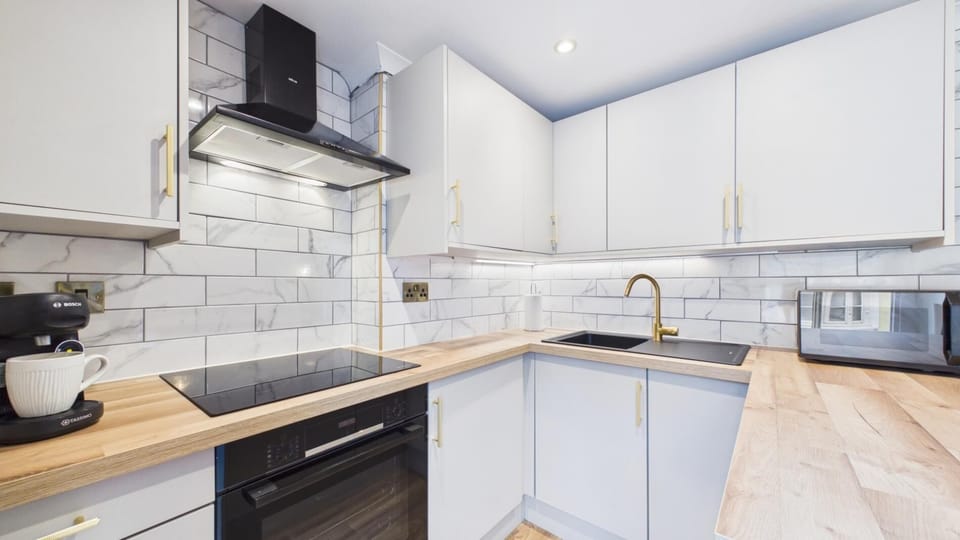Apartment (1 Bedroom) | Private kitchen | Coffee/tea maker, microwave, oven, stovetop