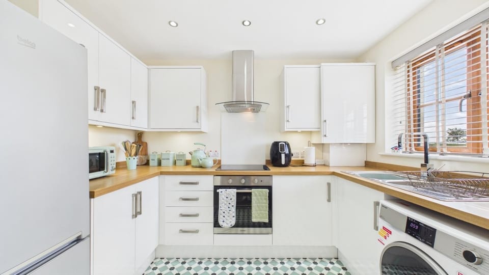 House (2 Bedrooms) | Private kitchen | Microwave, oven, stovetop, electric kettle