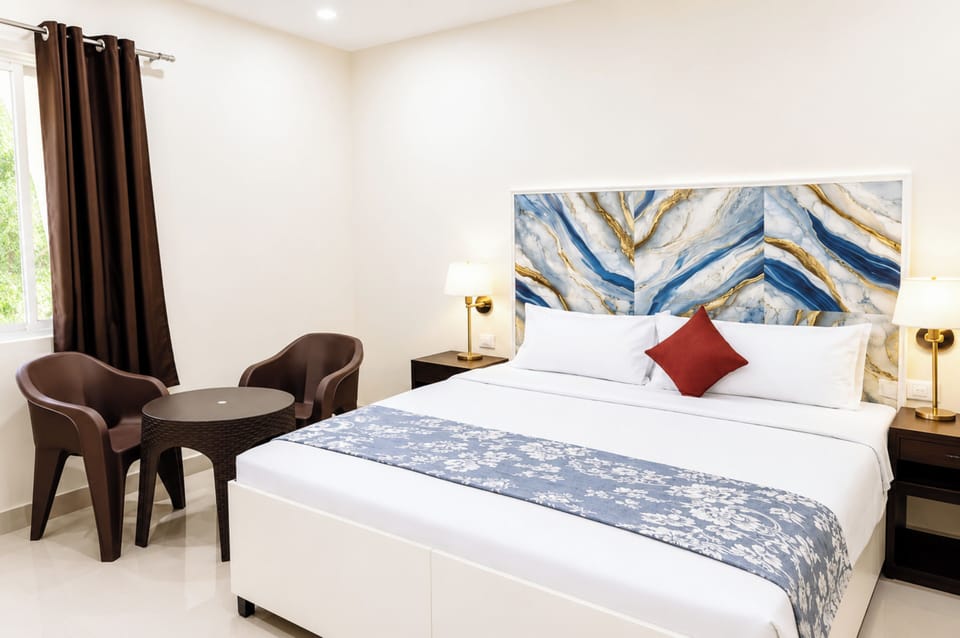 Deluxe Double Room, Balcony, City View | Hypo-allergenic bedding, desk, soundproofing, free WiFi
